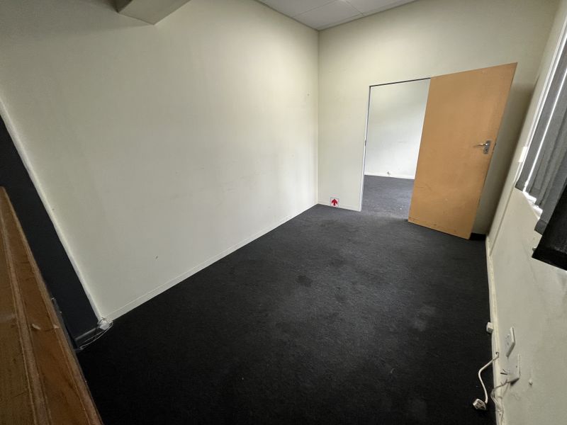 Well-situated 88 squares Office on 28 Marine Drive, Paarden Eiland. - Photo 8