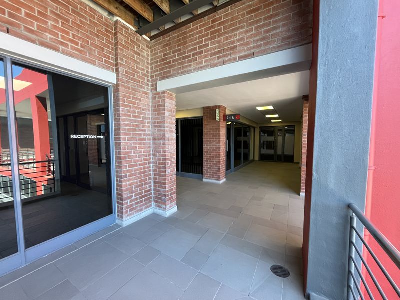 Premium Corner Office with Reception & Modern Glass Fit-Out. Sable Square, Milnerton - Photo 3