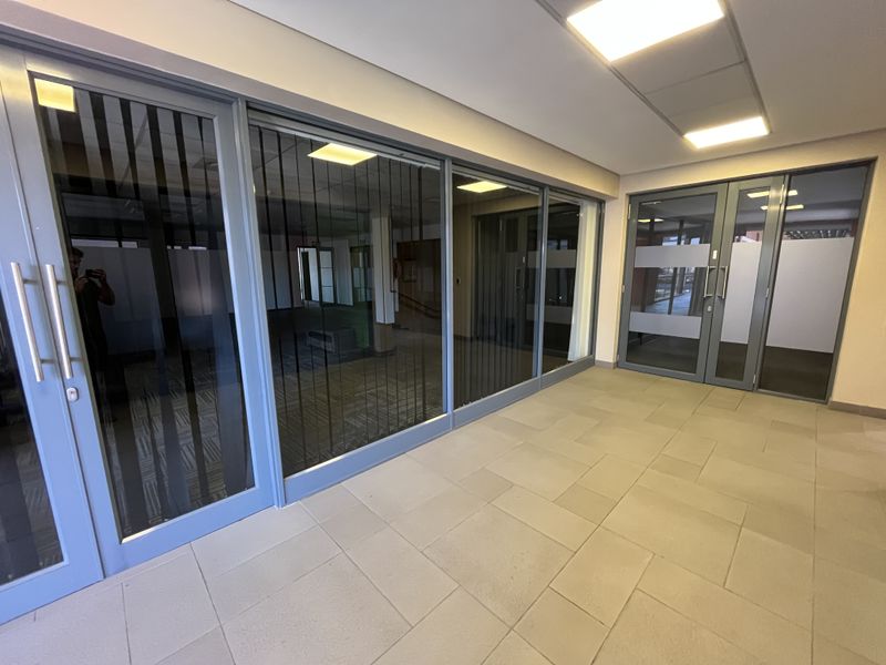 Premium Corner Office with Reception & Modern Glass Fit-Out. Sable Square, Milnerton - Photo 5
