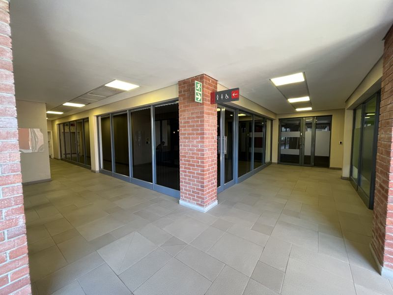 Premium Corner Office with Reception & Modern Glass Fit-Out. Sable Square, Milnerton - Photo 2