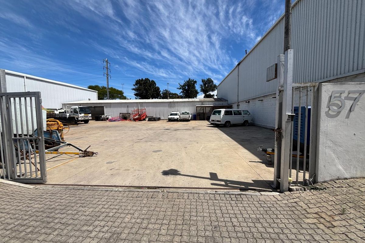Secure 420m2 Industrial Unit with Large 793m2 Private Yard in Mega Park - Photo 4