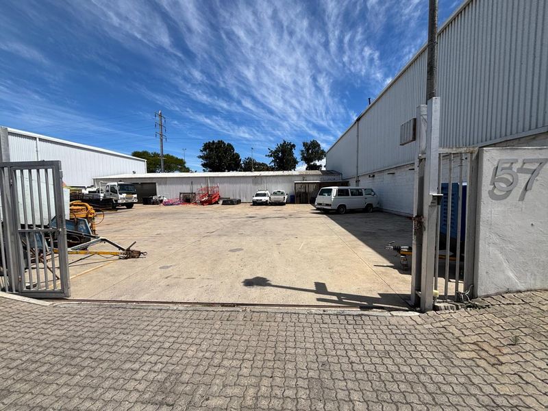 Secure 420m2 Industrial Unit with Large 793m2 Private Yard in Mega Park - Photo 4