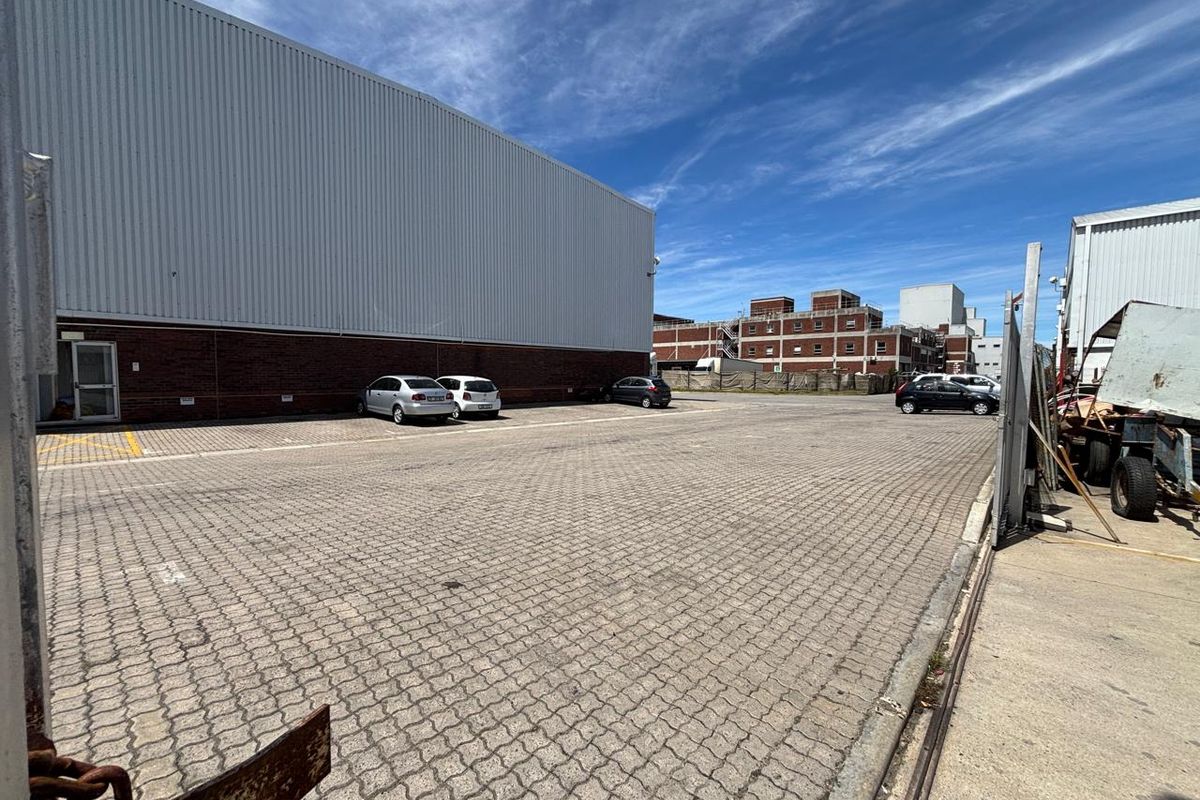 Secure 420m2 Industrial Unit with Large 793m2 Private Yard in Mega Park - Photo 5