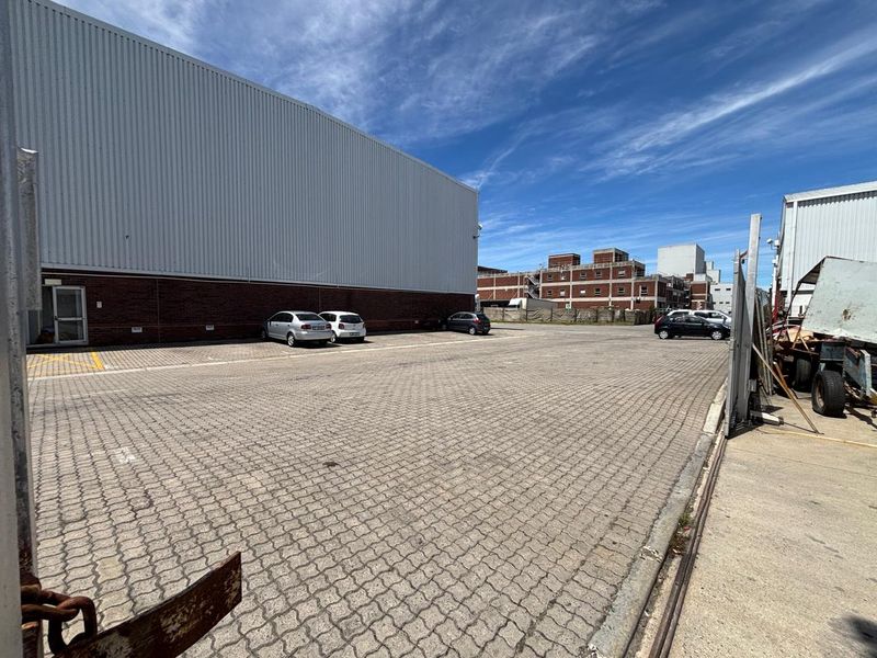 Secure 420m2 Industrial Unit with Large 793m2 Private Yard in Mega Park - Photo 5