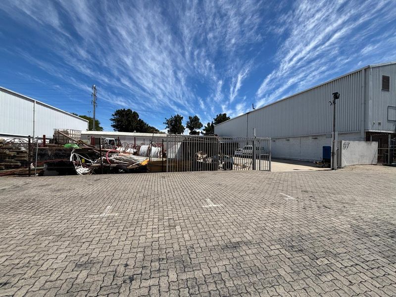 Secure 420m2 Industrial Unit with Large 793m2 Private Yard in Mega Park - Photo 2