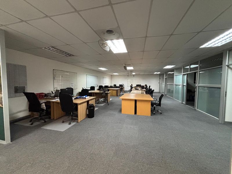 Secure 420m2 Industrial Unit with Large 793m2 Private Yard in Mega Park - Photo 9