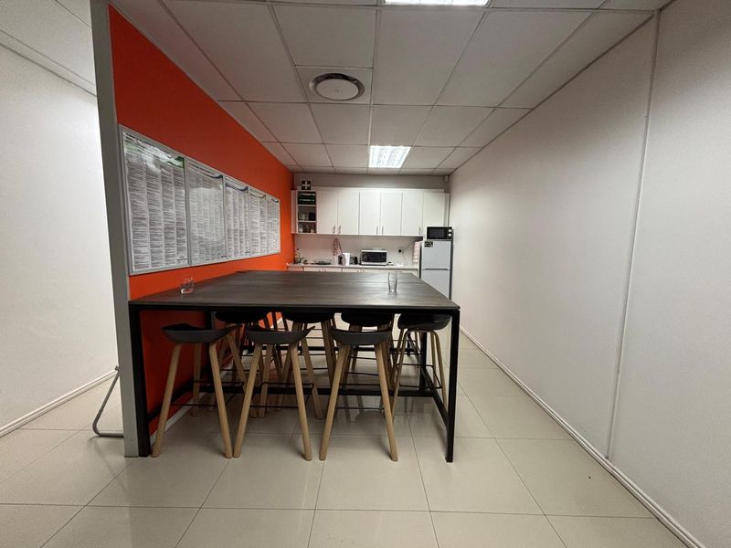 Secure 420m2 Industrial Unit with Large 793m2 Private Yard in Mega Park - Photo 10