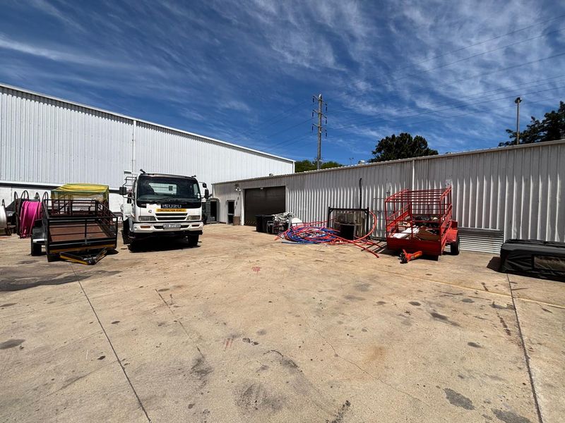 Secure 420m2 Industrial Unit with Large 793m2 Private Yard in Mega Park - Photo 7