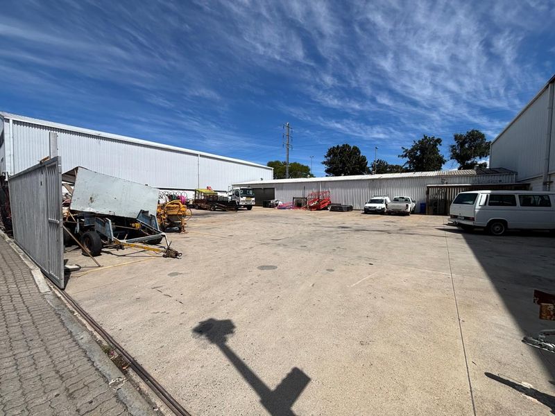 Secure 420m2 Industrial Unit with Large 793m2 Private Yard in Mega Park - Photo 6