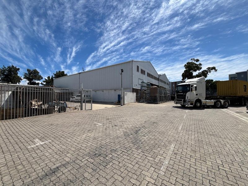 Secure 420m2 Industrial Unit with Large 793m2 Private Yard in Mega Park - Photo 3