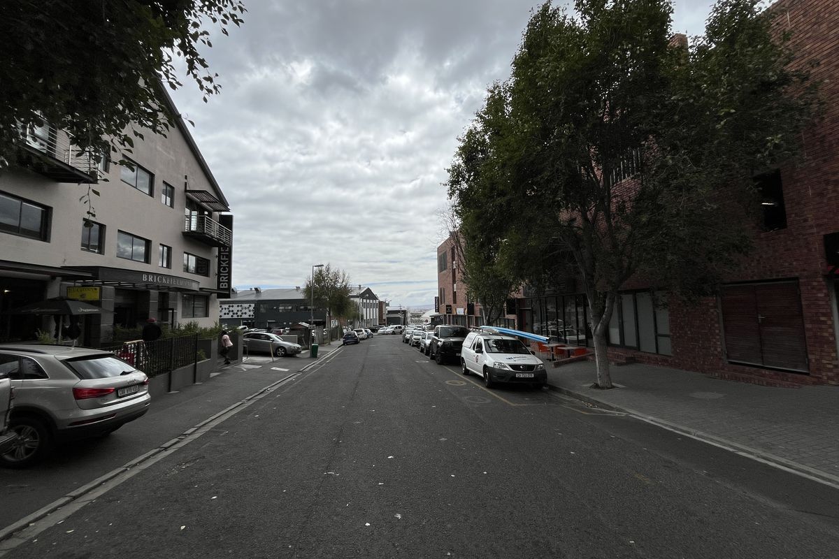 Expansive and Adaptable, Light-Filled Office. Upper Eastside, Woodstock - Photo 3