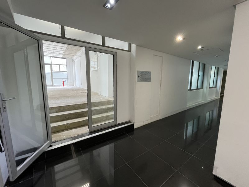 Expansive and Adaptable, Light-Filled Office. Upper Eastside, Woodstock - Photo 4