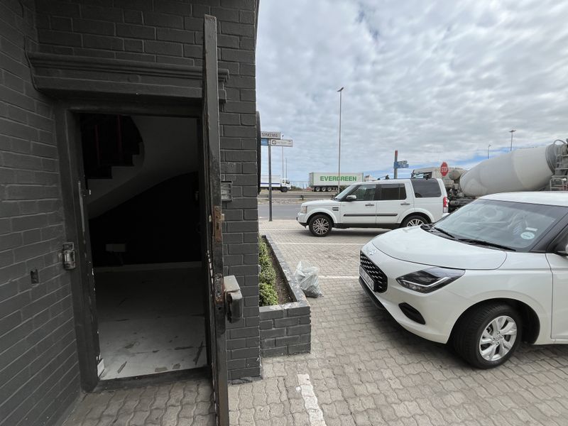 Creative Coastal Office with Iconic Views on Marine Drive. - Photo 4