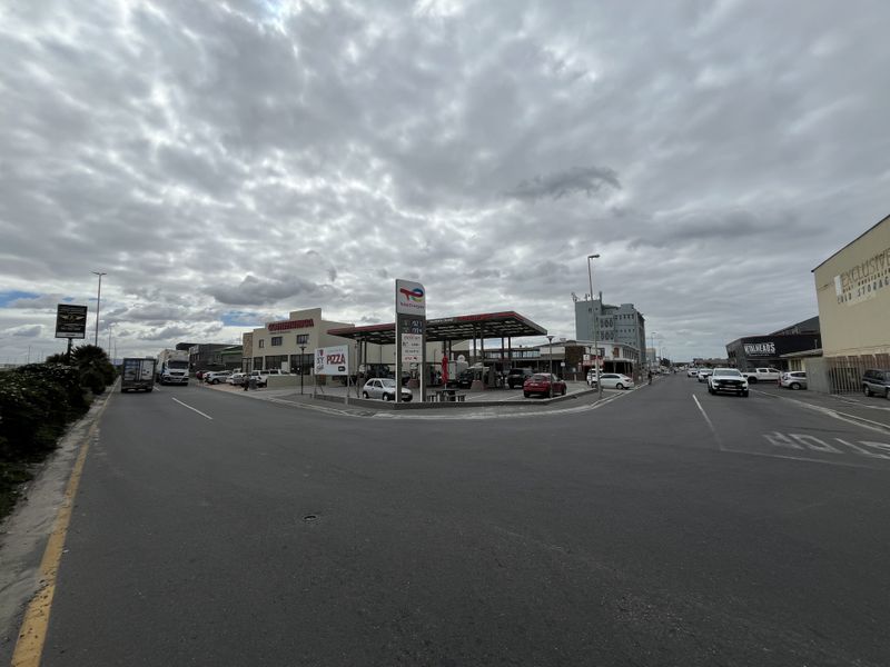 Creative Coastal Office with Iconic Views on Marine Drive. - Photo 3