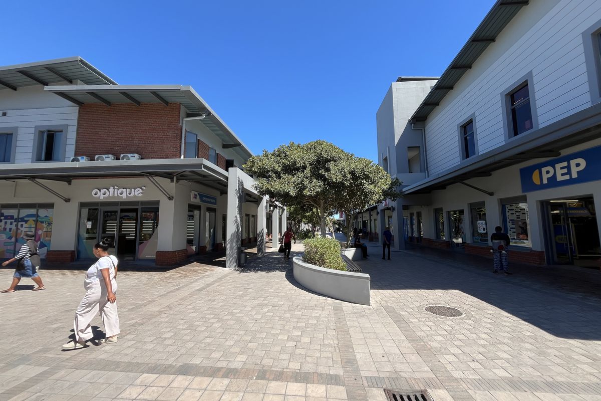 Prime Corner Retail Showroom with Maximum Exposure at Sable Square. - Photo 4