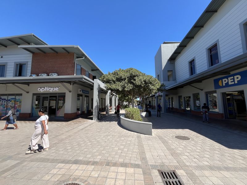 Prime Corner Retail Showroom with Maximum Exposure at Sable Square. - Photo 4