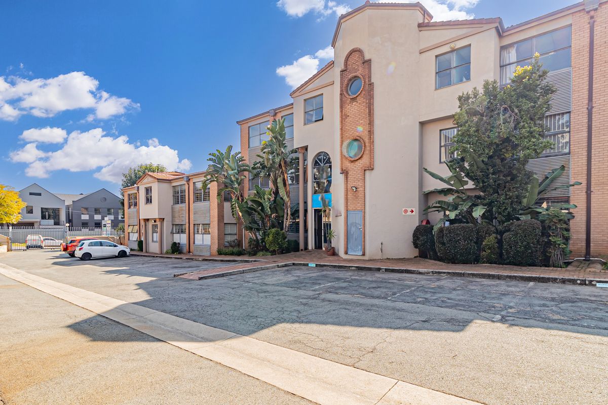 Move In Ready Offices To Let / For Sale Available Now. - Photo 2