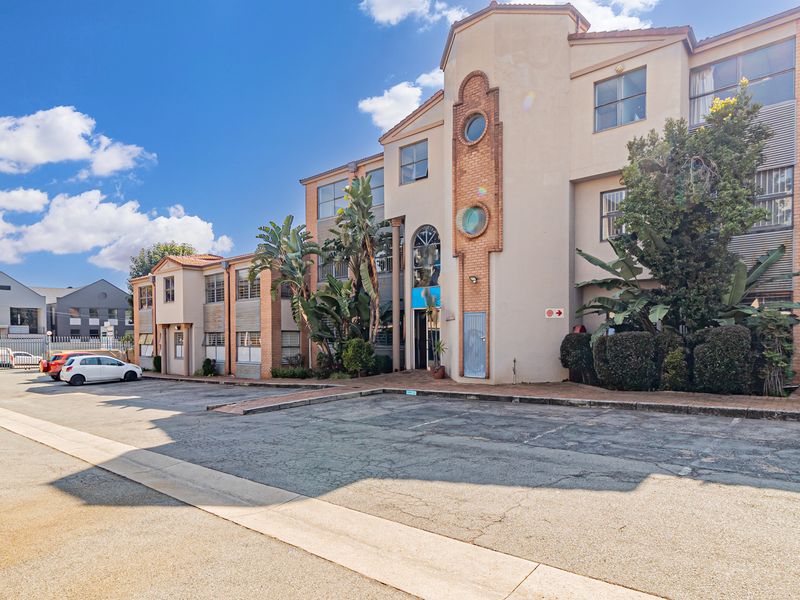 Move In Ready Offices To Let / For Sale Available Now. - Photo 2