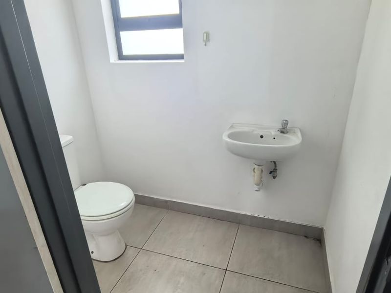 VACANT SHOP IN BUSY COMPLEX - Photo 4