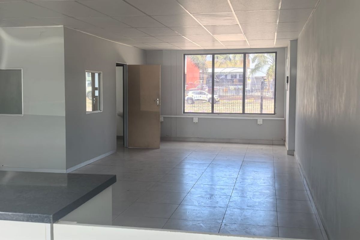 VACANT SHOP IN BUSY COMPLEX - Photo 3