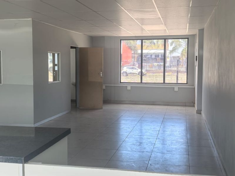 VACANT SHOP IN BUSY COMPLEX - Photo 3