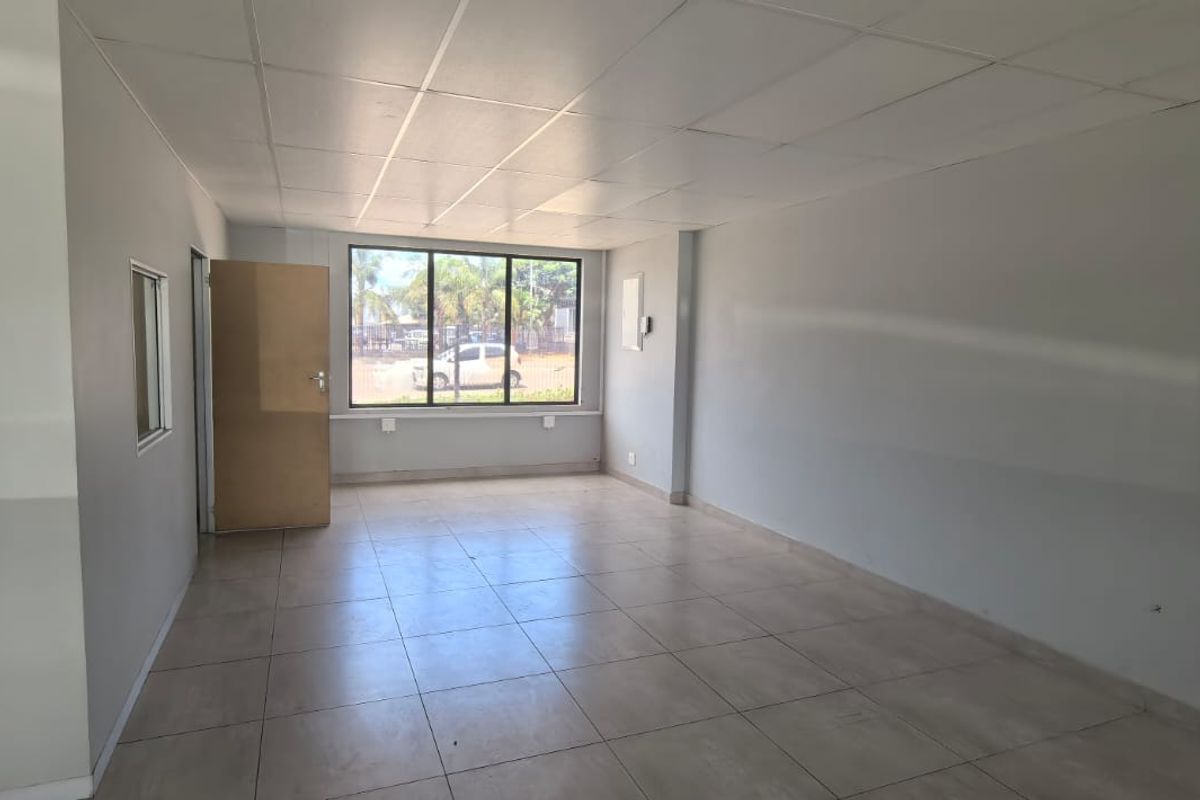 VACANT SHOP IN BUSY COMPLEX - Photo 2