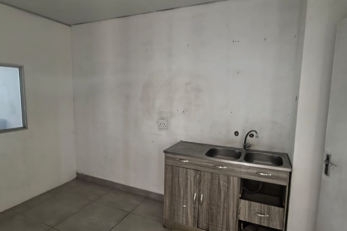 VACANT SHOP IN BUSY COMPLEX - Photo 5