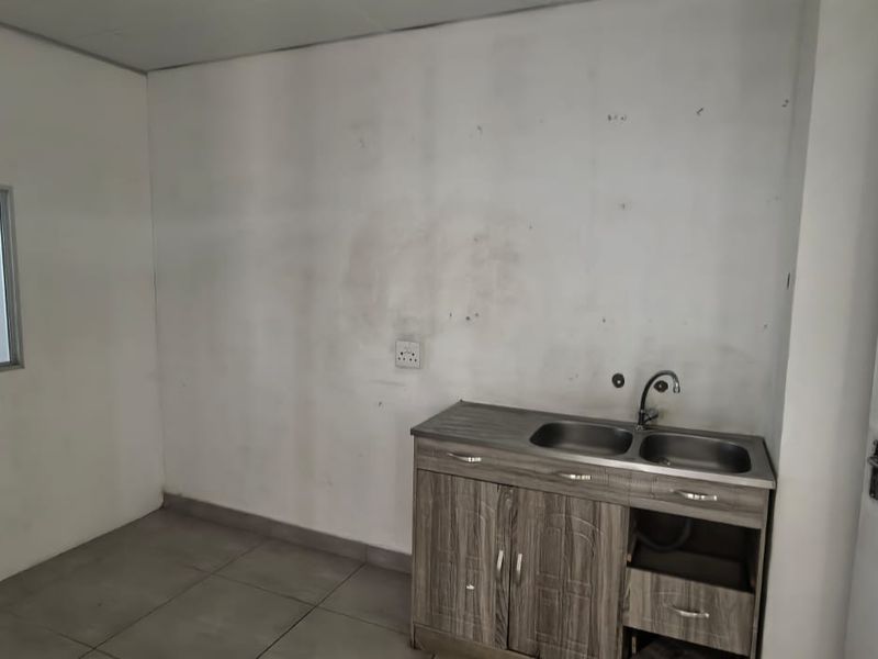 VACANT SHOP IN BUSY COMPLEX - Photo 5