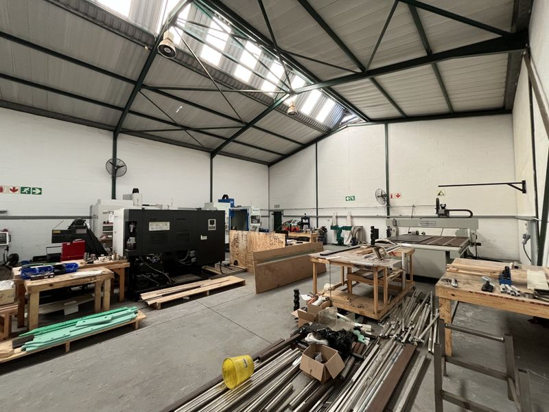 395 squares Warehouse in Killarney Gardens. - Photo 4