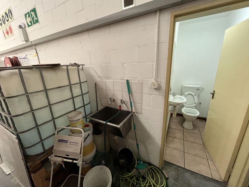 395 squares Warehouse in Killarney Gardens. - Photo 8