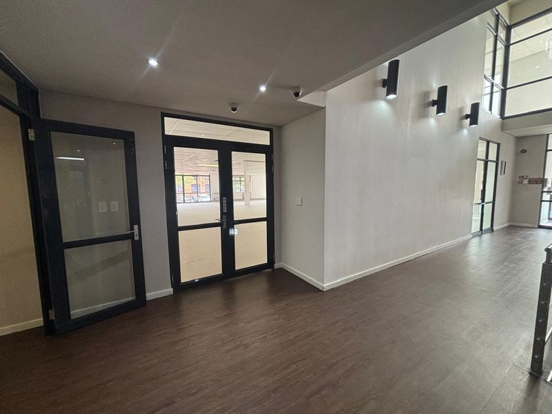 Spacious 1014.23m2 Commercial Office - Plattekloof Office Park - Photo 5