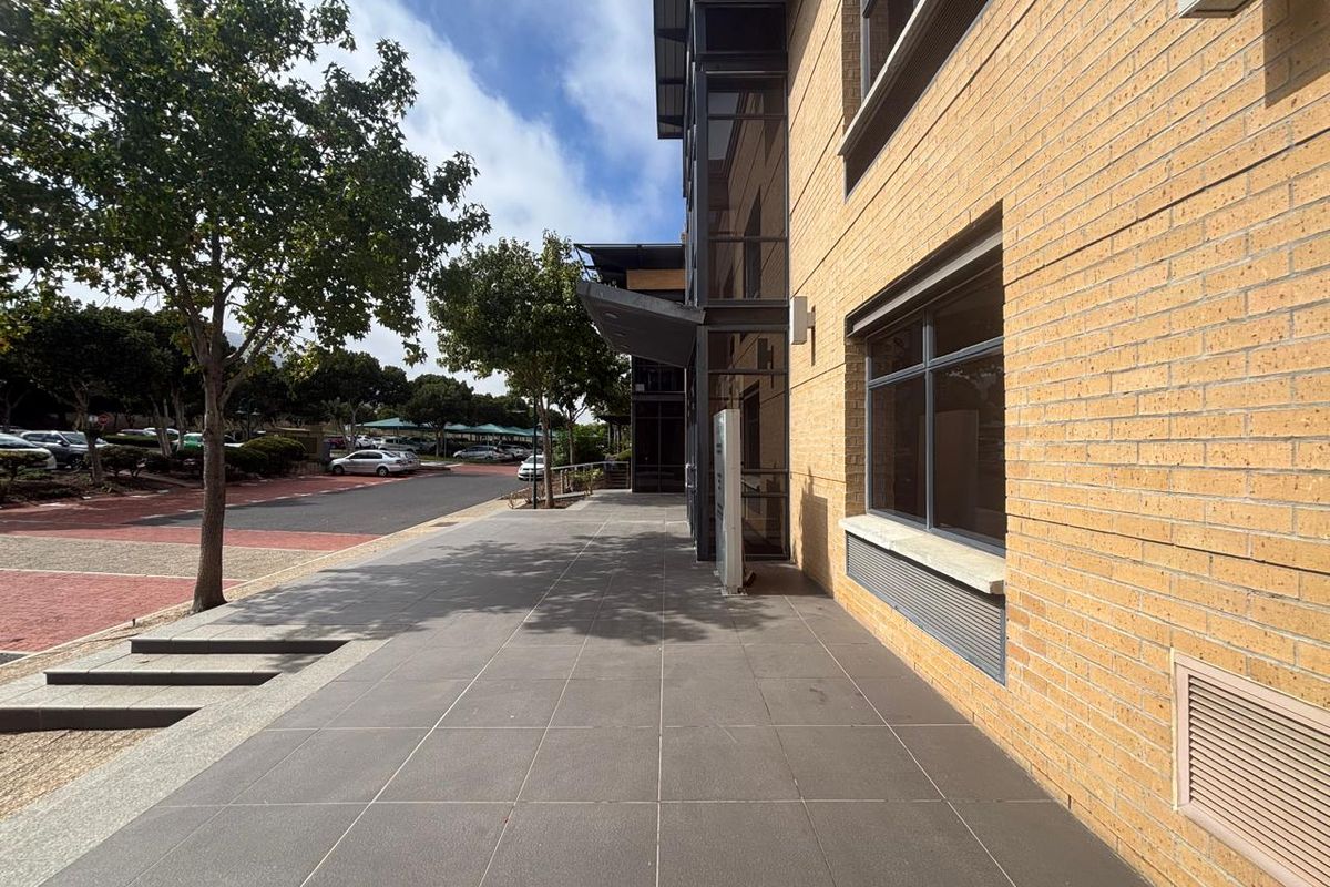 Spacious 1014.23m2 Commercial Office - Plattekloof Office Park - Photo 2
