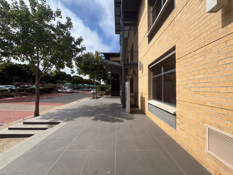 Spacious 1014.23m2 Commercial Office - Plattekloof Office Park - Photo 2
