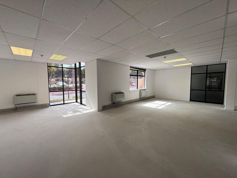Spacious 1014.23m2 Commercial Office - Plattekloof Office Park - Photo 10