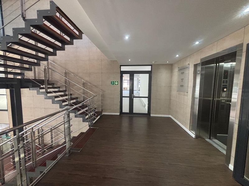 346 m2 First Floor Office with Views – Plattekloof Office Park - Photo 2