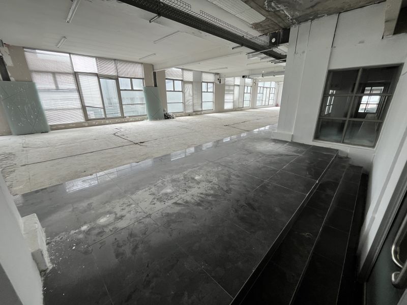 Expansive Light-Filled Office. Versatile Workspace at Upper Eastside, Woodstock. - Photo 5