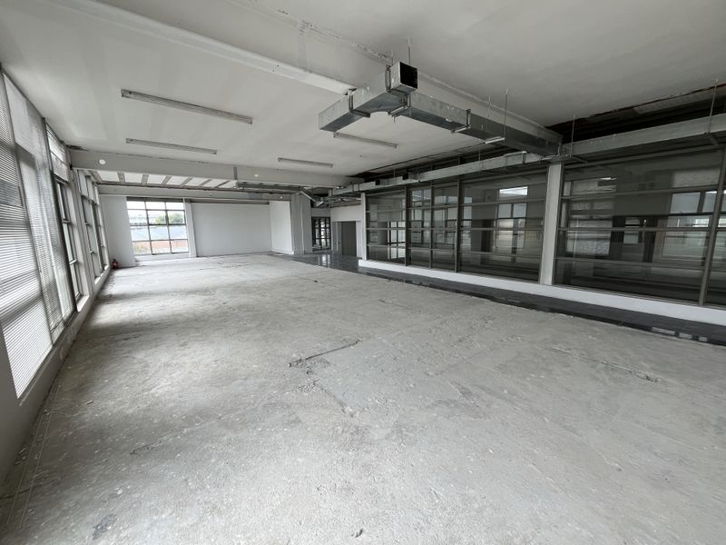 Expansive Light-Filled Office. Versatile Workspace at Upper Eastside, Woodstock. - Photo 6