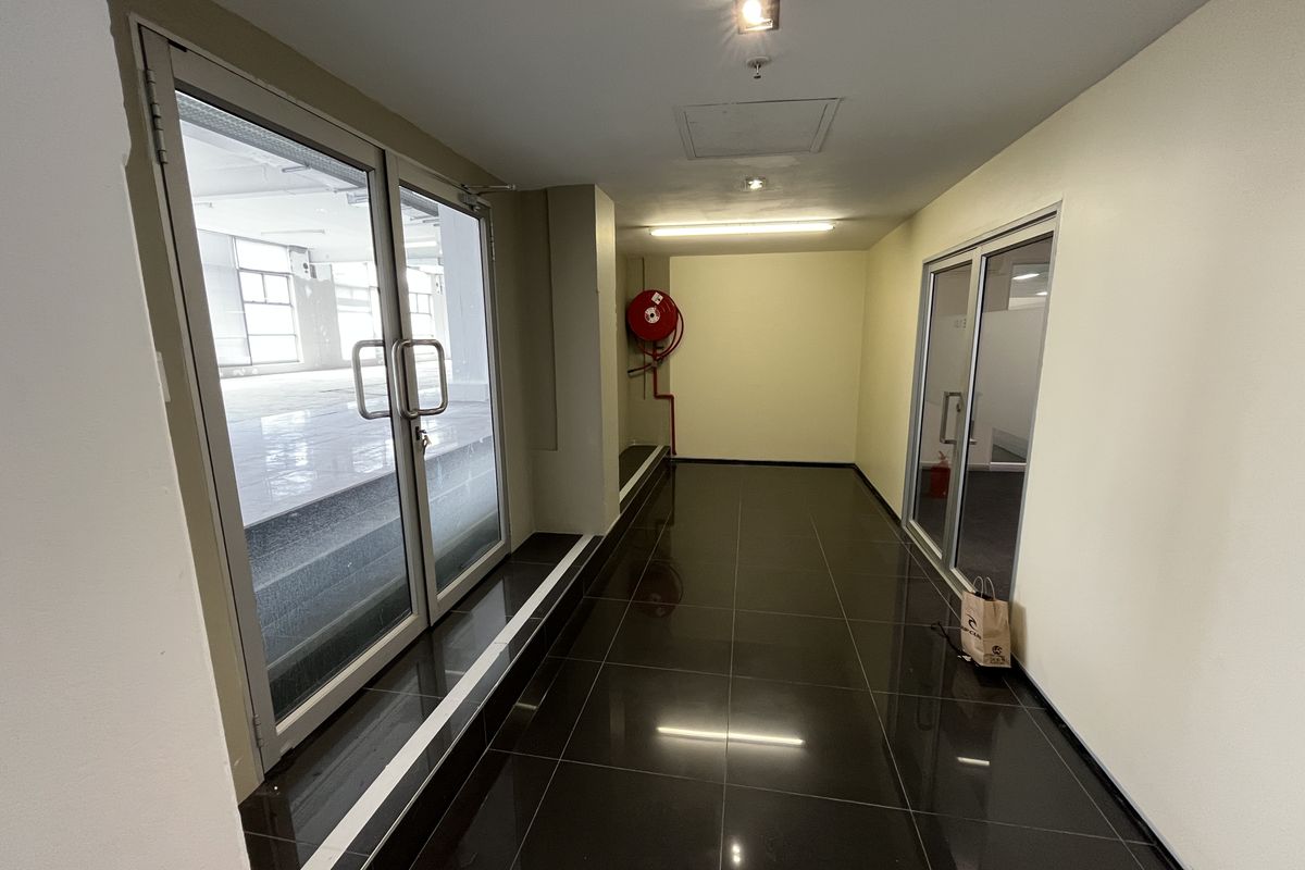 Expansive Light-Filled Office. Versatile Workspace at Upper Eastside, Woodstock. - Photo 4