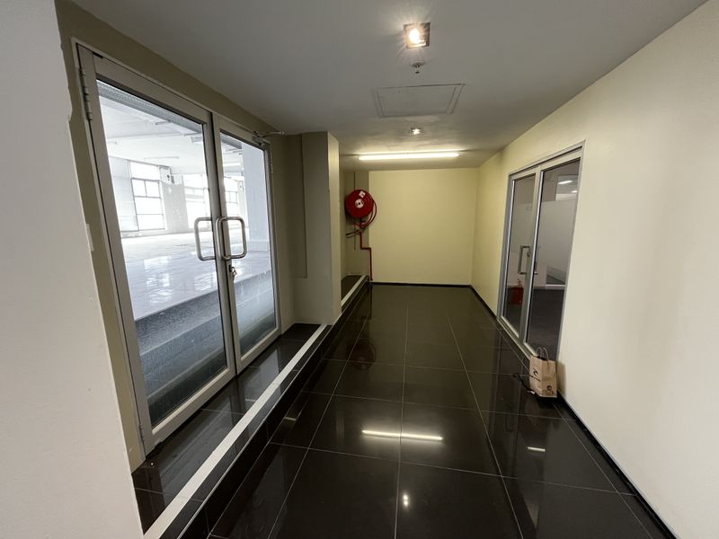 Expansive Light-Filled Office. Versatile Workspace at Upper Eastside, Woodstock. - Photo 4