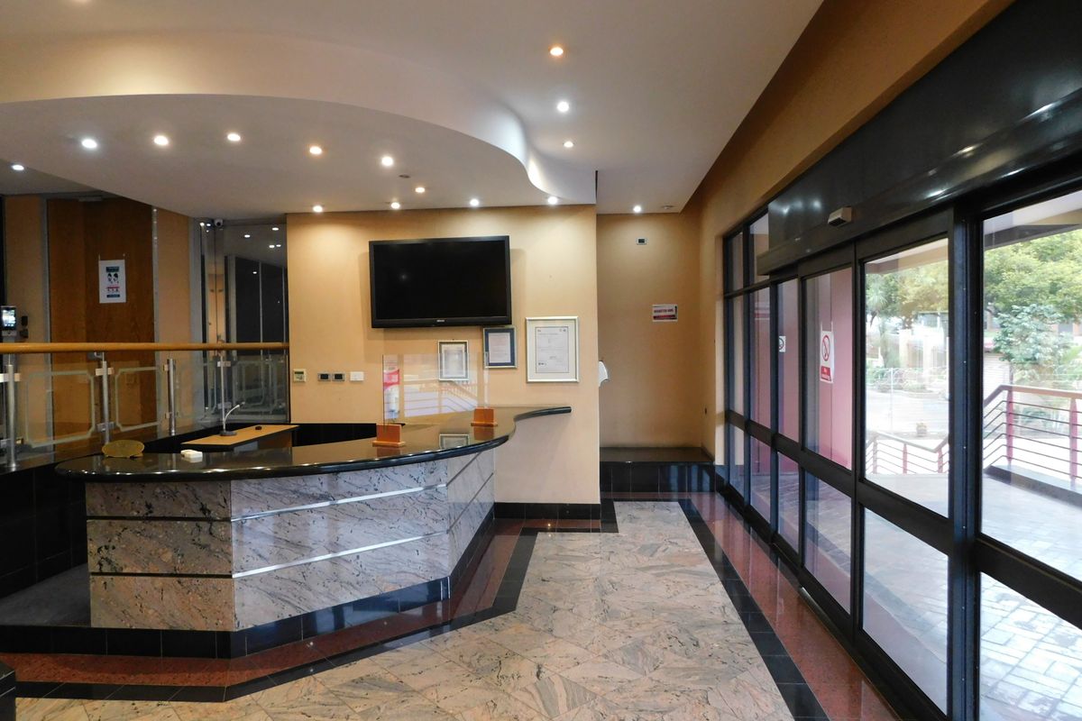 Seldom Found Flexible Workspace For The Larger Business. - Photo 2