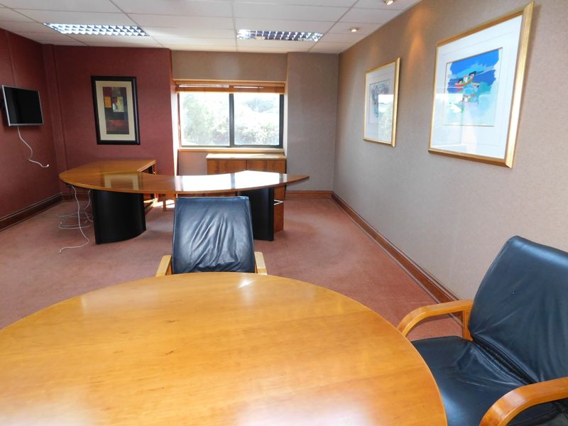 Seldom Found Flexible Workspace For The Larger Business. - Photo 8