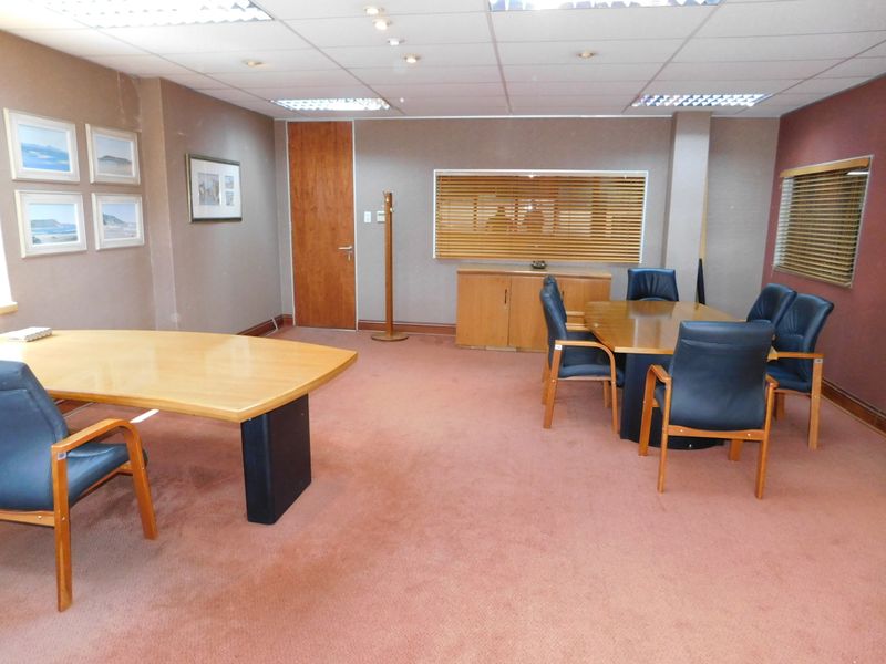 Seldom Found Flexible Workspace For The Larger Business. - Photo 6