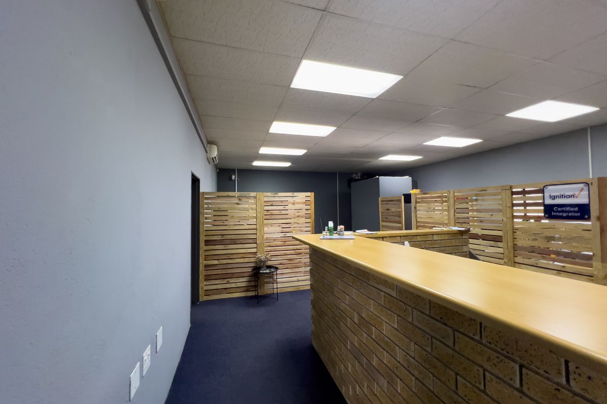 285 SQ.M OFFICE AND WAREHOUSE TO LET - Photo 2