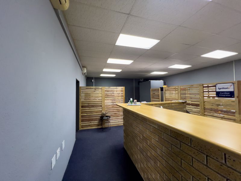 285 SQ.M OFFICE AND WAREHOUSE TO LET - Photo 2