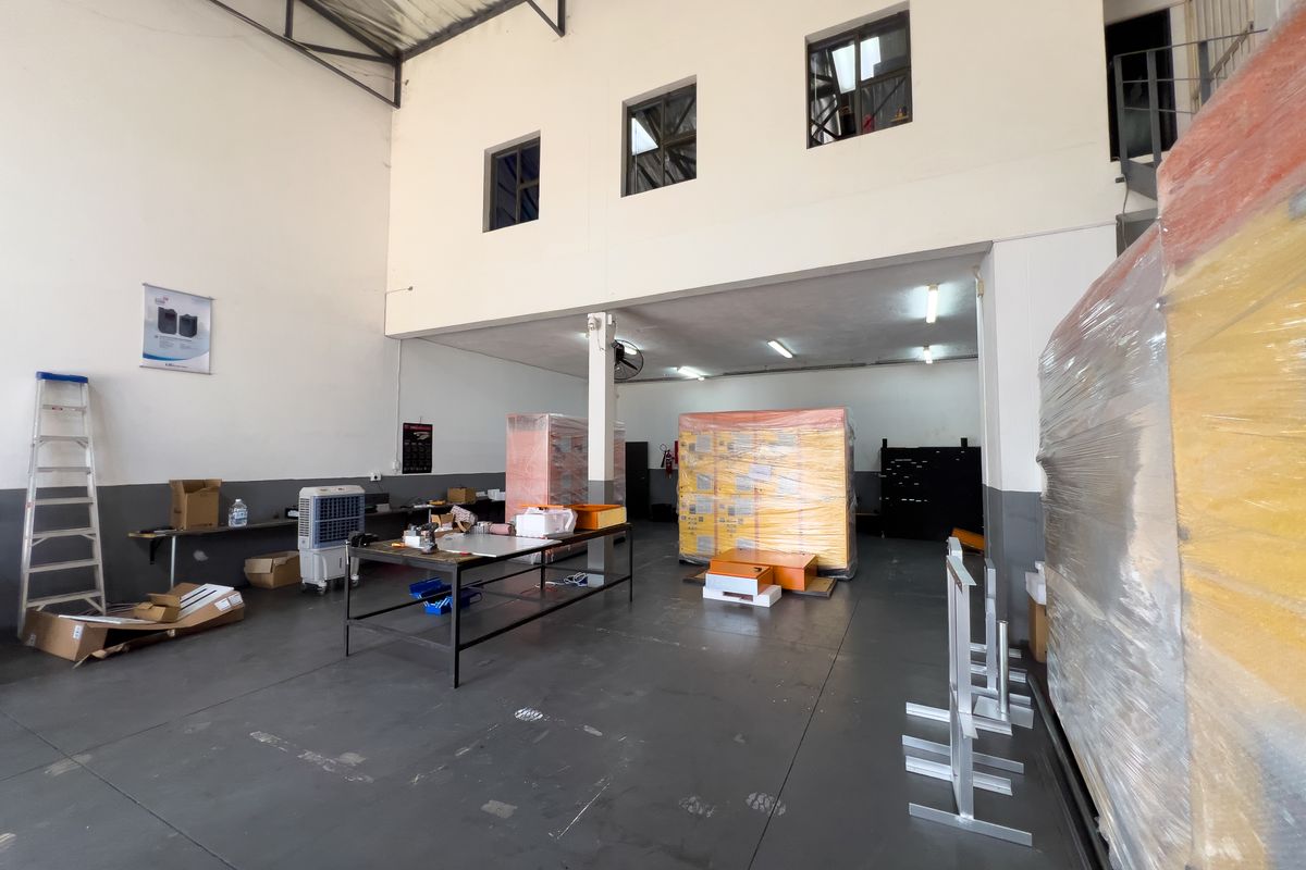 285 SQ.M OFFICE AND WAREHOUSE TO LET - Photo 4