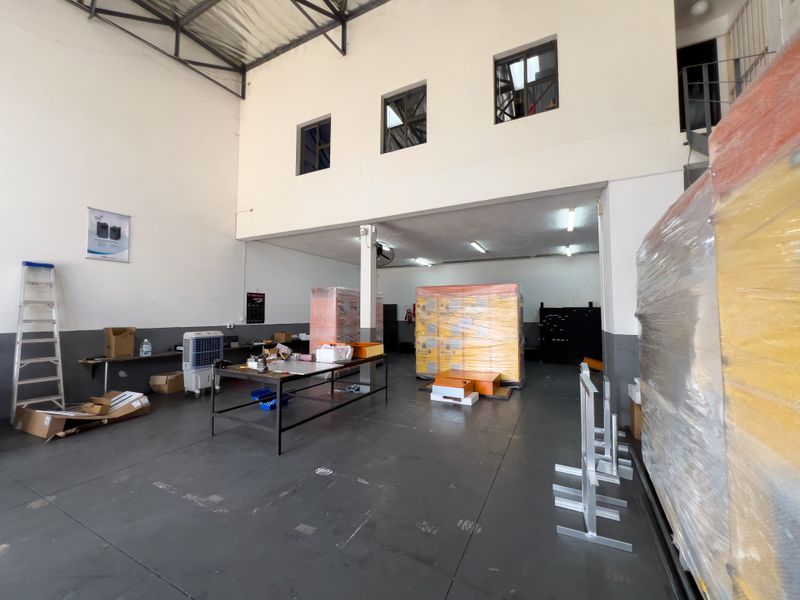 285 SQ.M OFFICE AND WAREHOUSE TO LET - Photo 4