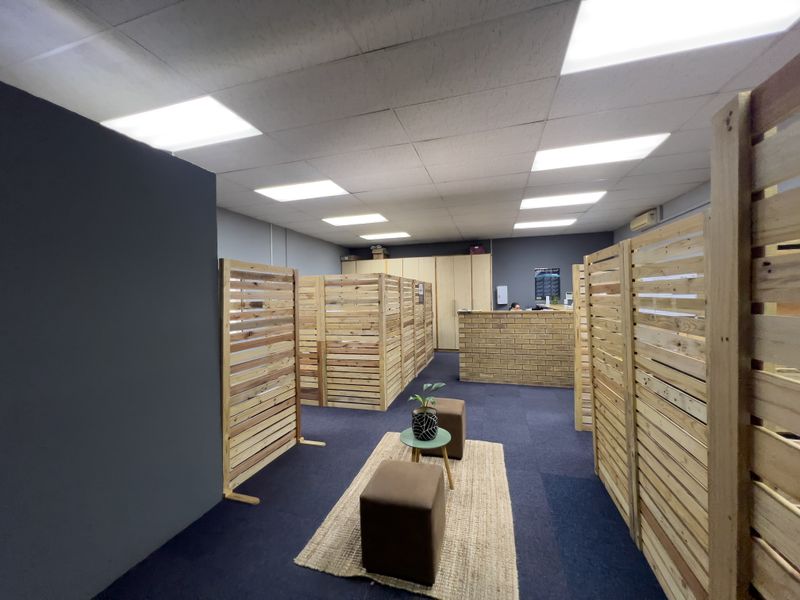 285 SQ.M OFFICE AND WAREHOUSE TO LET - Photo 10