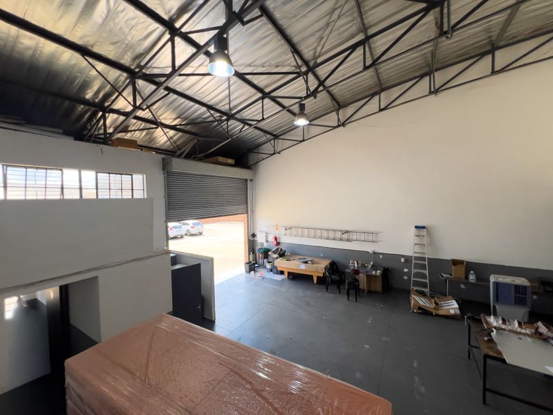 285 SQ.M OFFICE AND WAREHOUSE TO LET - Photo 7