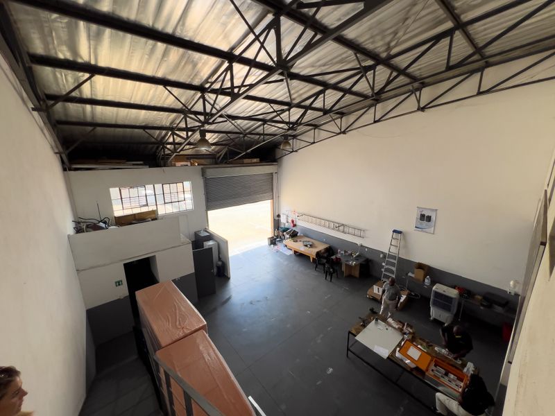 285 SQ.M OFFICE AND WAREHOUSE TO LET - Photo 8