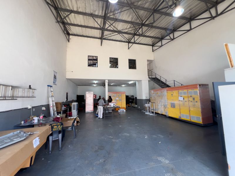 285 SQ.M OFFICE AND WAREHOUSE TO LET - Photo 6